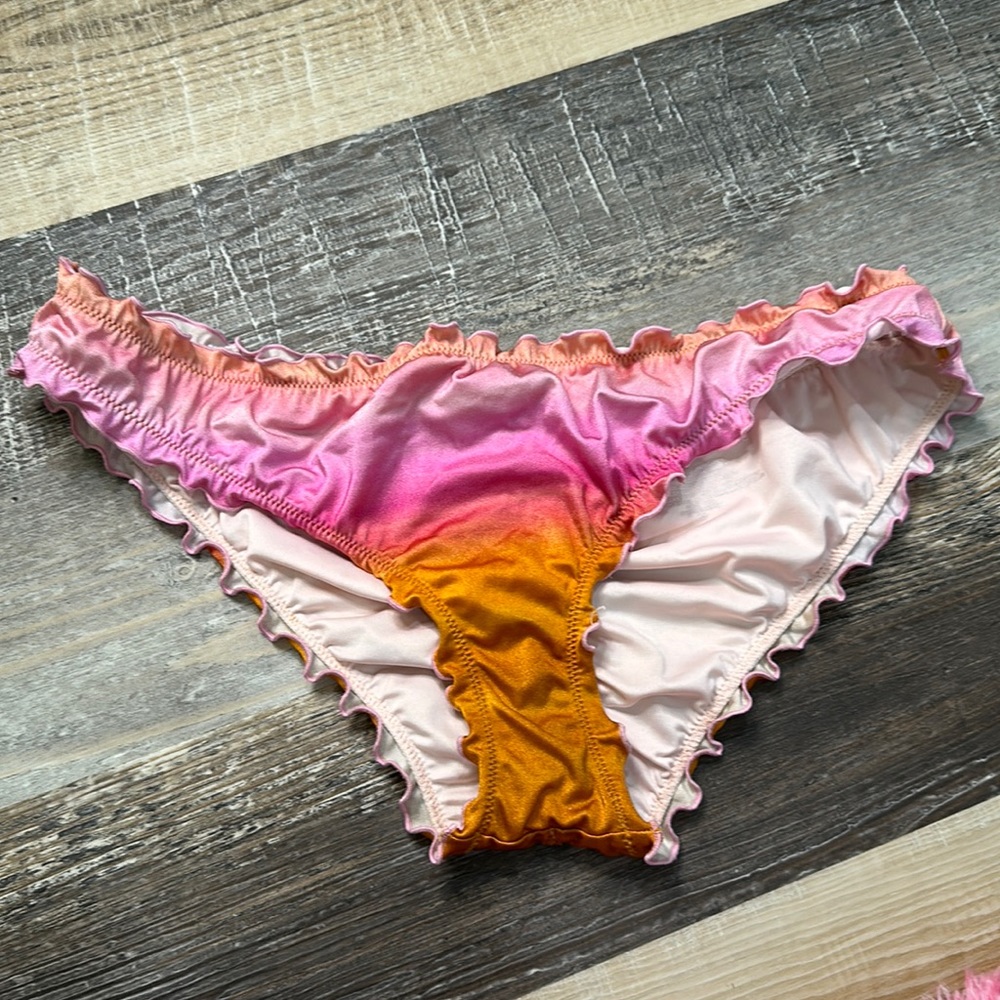 ruffled bikini bottoms✨